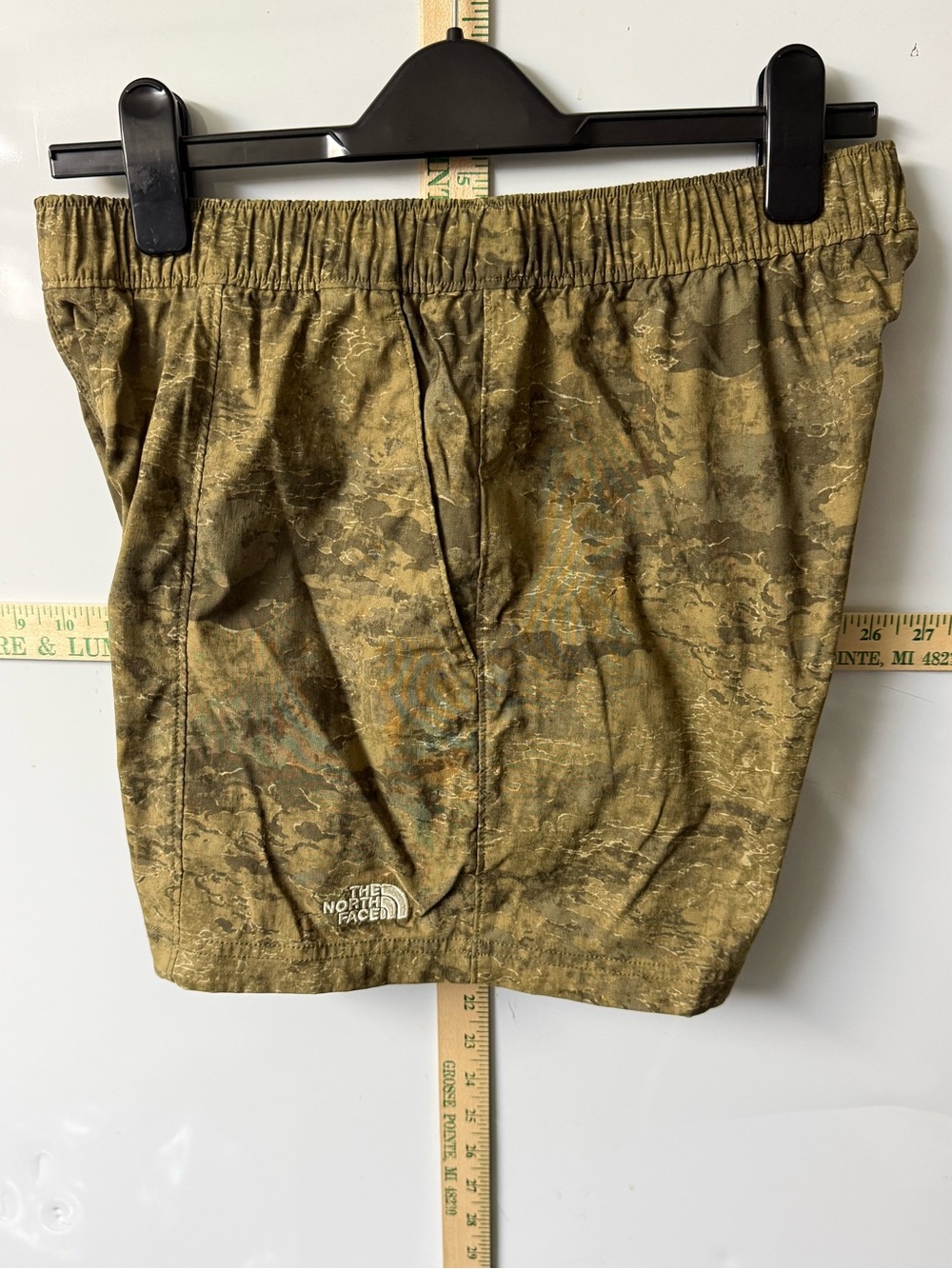 The North Face Men's Olive Camo Elastic-Waist Athletic Shorts